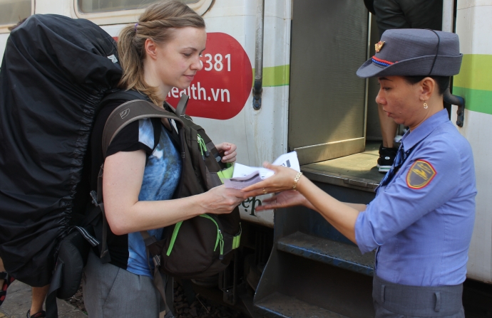 Nh&acirc;n vi&ecirc;n đường sắt hướng dẫn du kh&aacute;ch nước ngo&agrave;i 