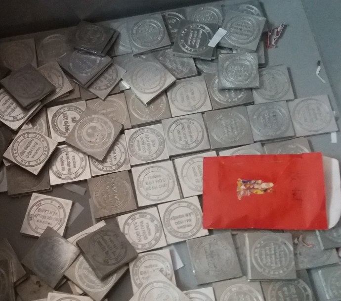 Dụng cụ sản xuất bằng giả bị ph&aacute;t hiện