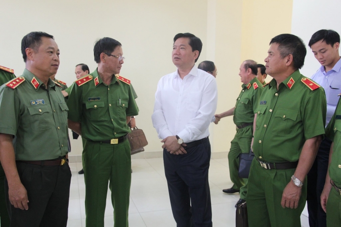 BT Thăng trao đổi với c&aacute;c đại biểu dự hội nghị