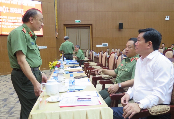 Gi&aacute;m đốc CA TP HCM trao đổi với B&iacute; thư Đinh La Thă