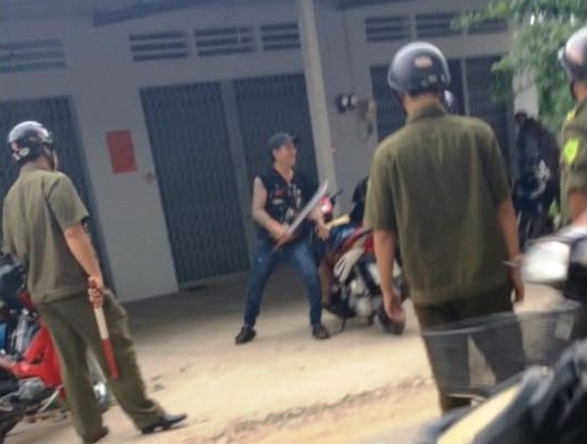 Đối tượng cầm dao hung h&atilde;n