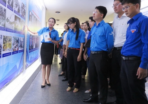 C&aacute;c bạn Thanh Ni&ecirc;n đang xem ảnh