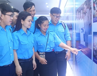 C&aacute;c bạn Thanh Ni&ecirc;n đang xem ảnh tại NVH Thanh Ni&ecirc;n