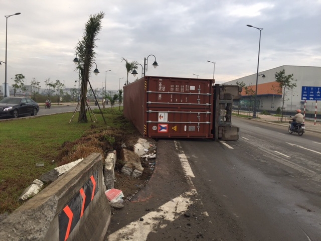 Hiện trường vụ tai nạn, dải ph&acirc;n c&aacute;ch bị ủi một đo