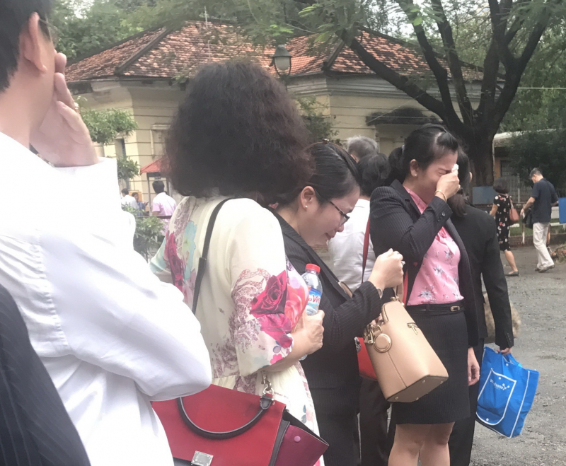 Nh&acirc;n vi&ecirc;n cũ của &ocirc;ng Trầm B&ecirc; kh&oacute;c b&ecirc;n s&acirc;n t&ograve;a