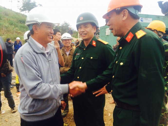 Tay bat mat mung sau giay phut giai cuu 12 nan nha