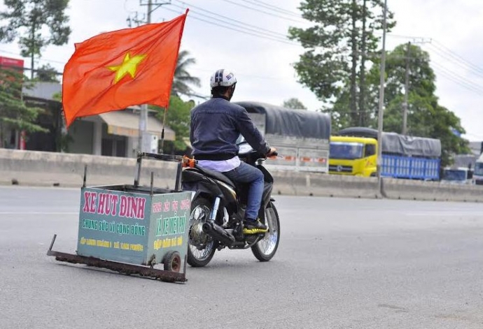 Anh Nguyen Huu Loi va chiec xe hut dinh tren QL51