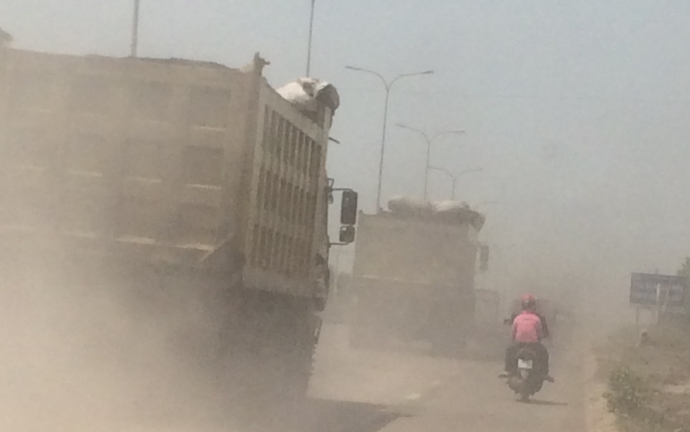 Đường kiểu mẫu Bi&ecirc;n H&ograve;a ngập trong kh&oacute;i bụi