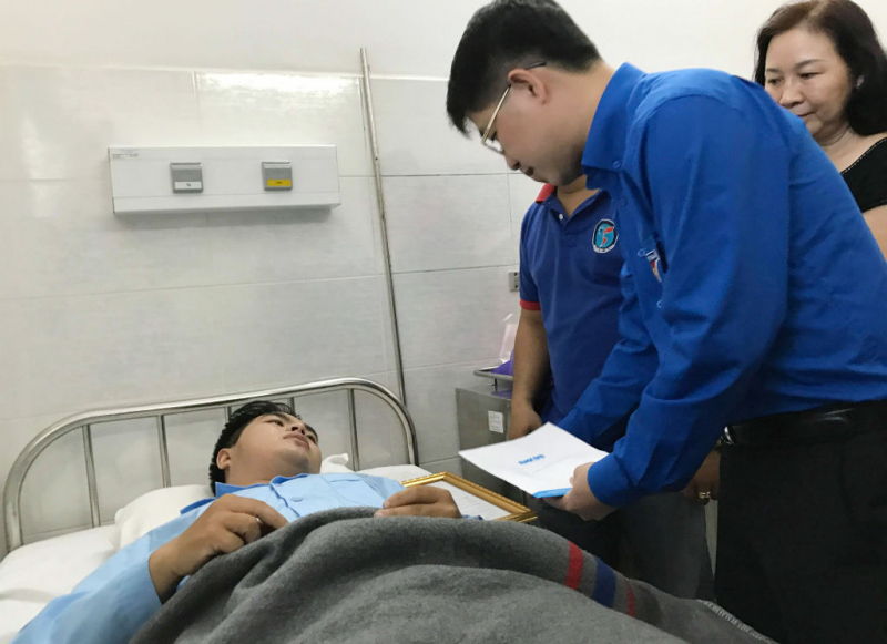 trao-huy-hieu-tuoi-tre-dung-cam-hiep-si-duong-pho-