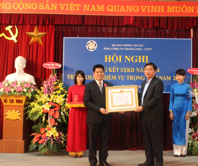 &Ocirc;ng Vũ Hồng Phương đ&oacute;n nhận Hu&acirc;n chương Lao động h