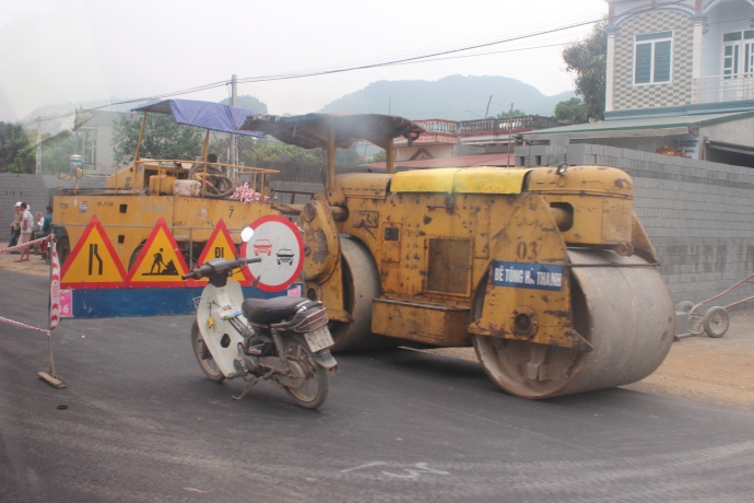 C&aacute;c nh&agrave; thầu gấp r&uacute;t đẩy nhanh tiến độ thi c&ocirc;ng th