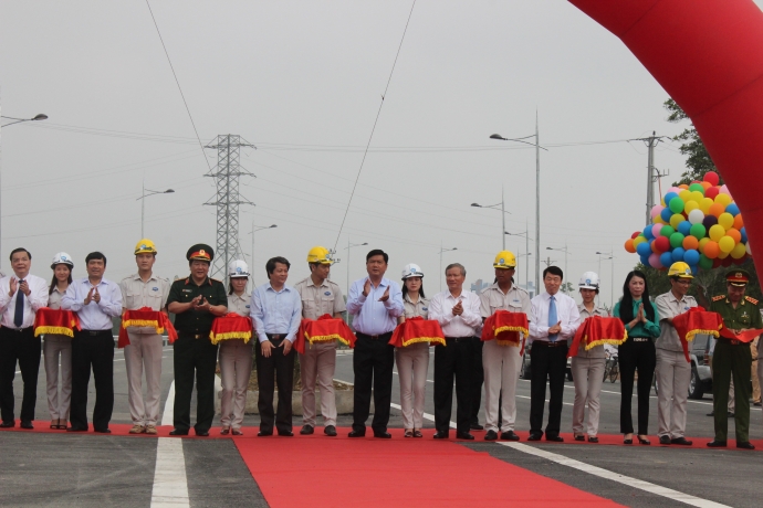 Bộ trưởng Đinh La Thăng c&ugrave;ng c&aacute;c đại biểu tham gia