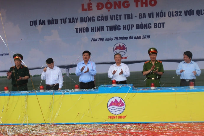 Bộ trưởng Đinh La Thăng c&ugrave;ng c&aacute;c đại biểu tham gia