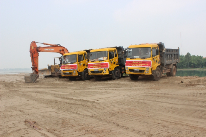 Nga sau lễ động thổ, c&aacute;c nh&agrave; thầu đ&atilde; tập trung m&aacute;y