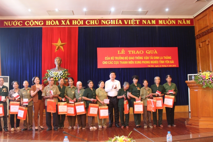 Bộ trưởng Đinh La Thăng trao qu&agrave; cho 15 cựu TNXP c