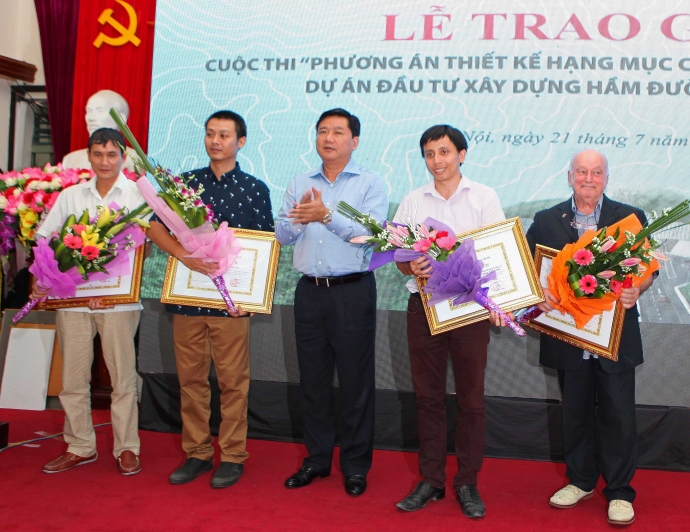 bo truong trao bang khen cho cac don vi co giai