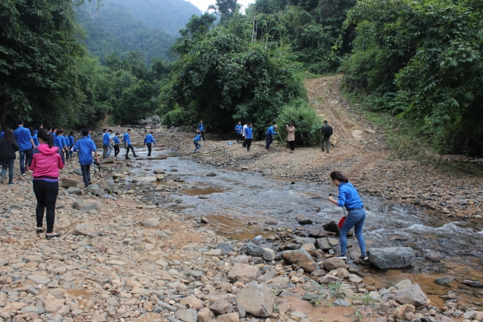 duong vao ban Cha Khot rat kho khan, doan cong tac