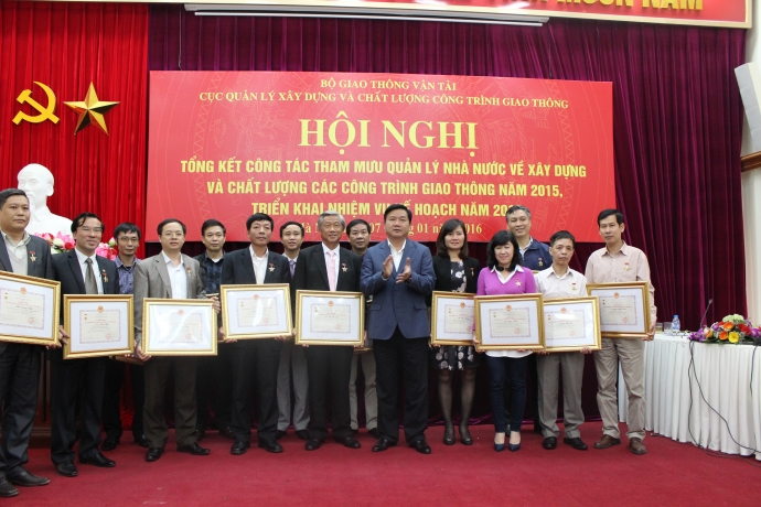 Nh&acirc;n dịp n&agrave;y, Bộ trưởng Đinh La Thăng đ&atilde; trao tặng