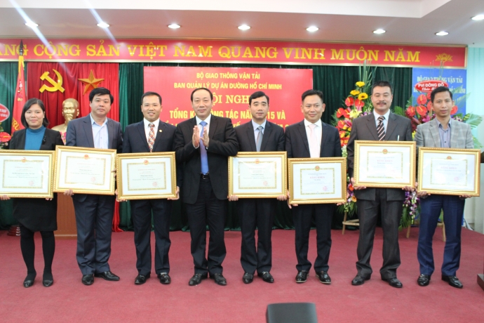 Thứ trưởng Nguyễn Hồng Trường trao Bằng khen của B