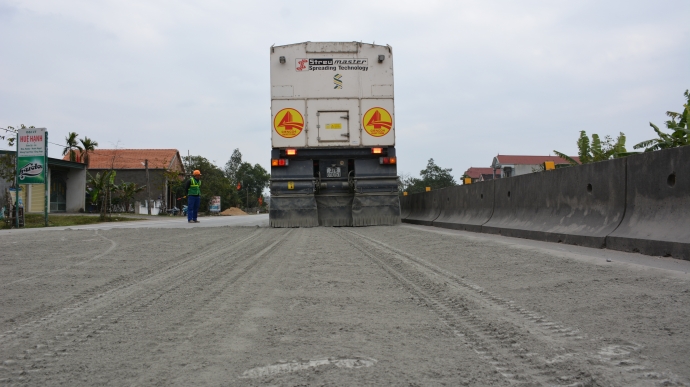 m&aacute;y rải xi măng định lượng được lập tr&igrave;nh sẵn sau 