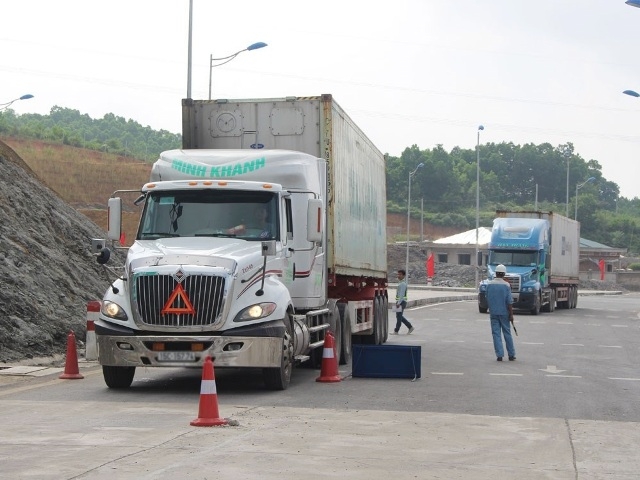 Xe chở qu&aacute; tải được ph&aacute;t hiện tr&ecirc;n cao tốc Nội B&agrave;i