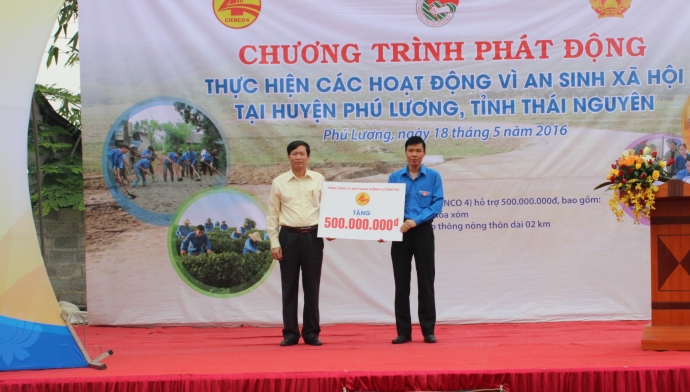 Đại diện l&atilde;nh đạo Cienco4 trao tặng 500 triệu đồng
