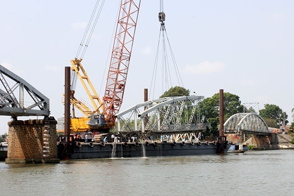 Ng&agrave;y 31.03.2016, ho&agrave;n th&agrave;nh việc trục vớt 2 nhịp c