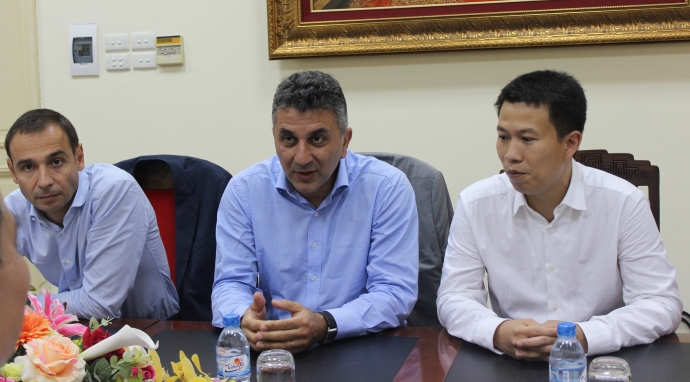 ông Fadi Selwan, ngồi giữa mong muốn hợp tác với B