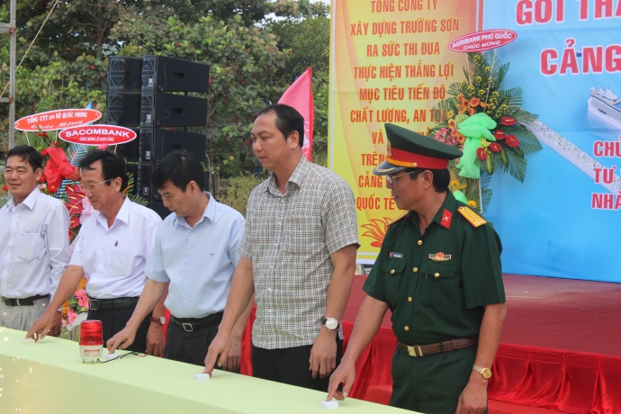 C&aacute;c đại biểu tham gia nhấn n&uacute;t động thổ dự &aacute;n