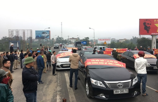 Người d&acirc;n dừng, đỗ &ocirc; t&ocirc; tr&ecirc;n cầu để phản đối thu p