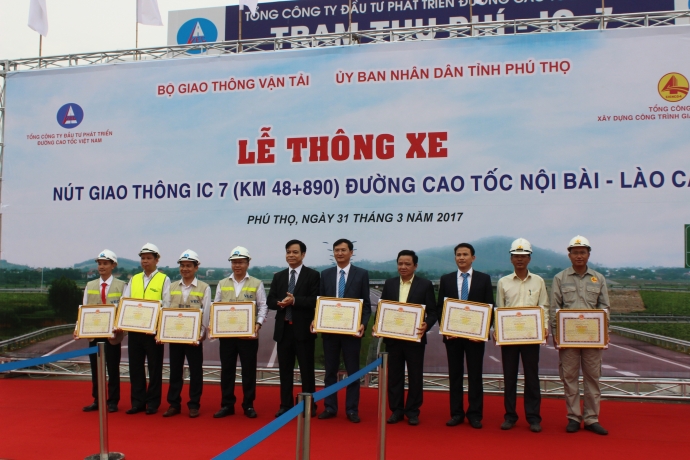 Nh&acirc;n dịp n&agrave;y, UBND tỉnh Ph&uacute; Thọ đ&atilde; trao tặng bằng 