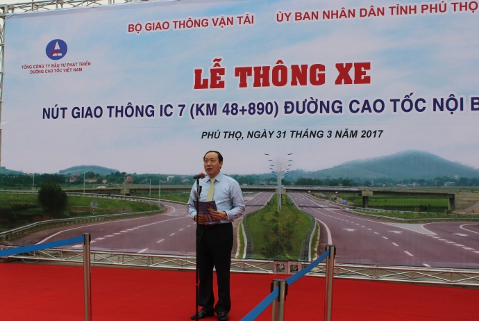 Thứ trưởng Bộ GTVT ph&aacute;t lệnh th&ocirc;ng xe c&ocirc;ng tr&igrave;nh