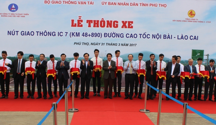 Thứ trưởng Nguyễn Hồng Trrường c&ugrave;ng c&aacute;c đại biểu t