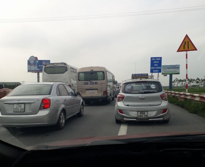 &Ugrave;n tắc xảy ra từ chiều tại một n&uacute;t giao th&ocirc;ng tr&ecirc;n