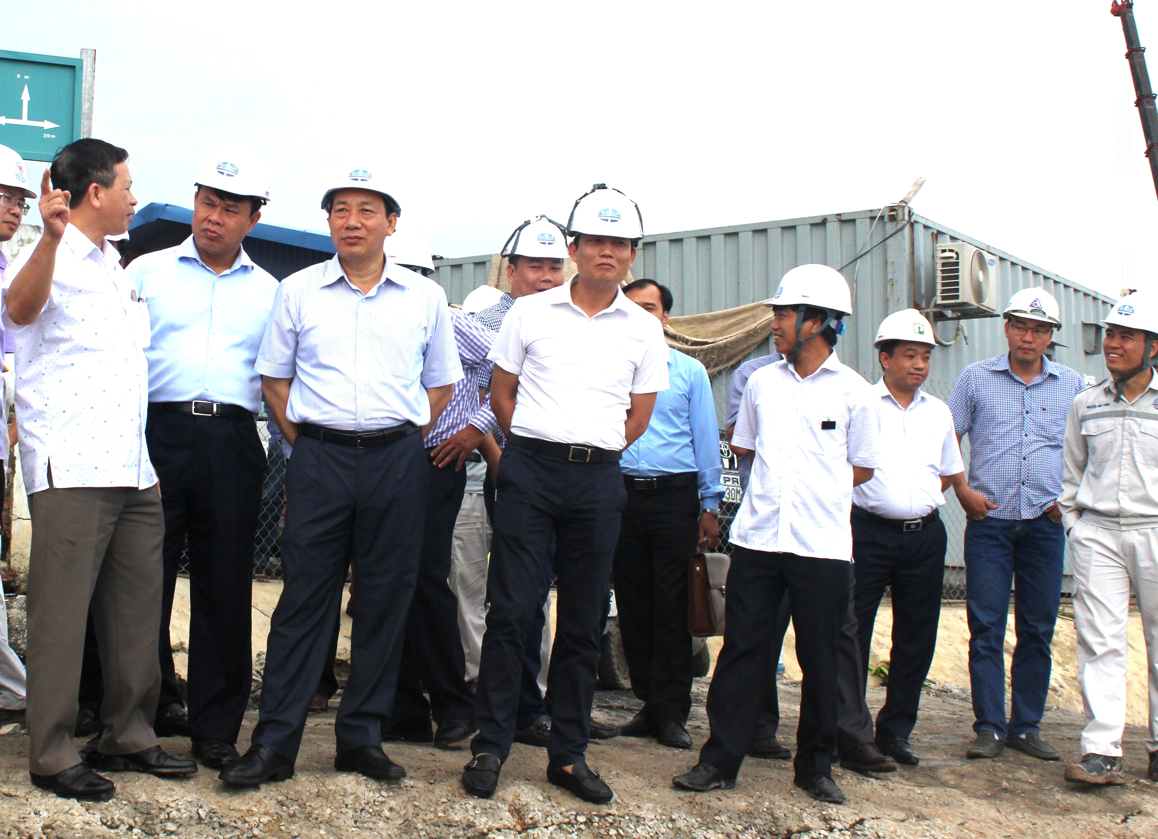 Thứ trưởng Nguyễn Hồng Trường kiểm tra dự &aacute;n cầu B