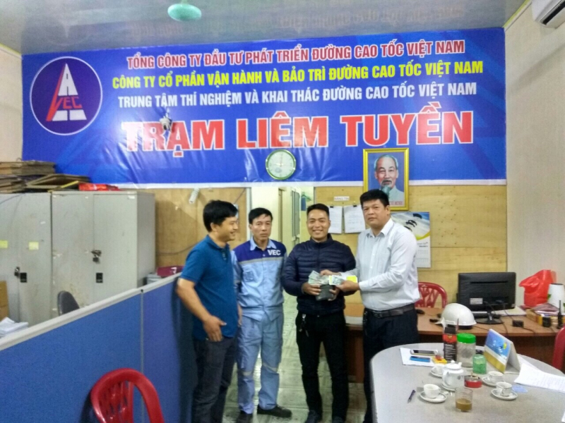 Đại diện Trạm thu ph&iacute; Li&ecirc;m Tuyền