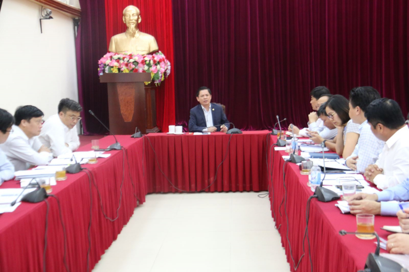 Bộ trưởng chủ tr&igrave; cuộc họp.1