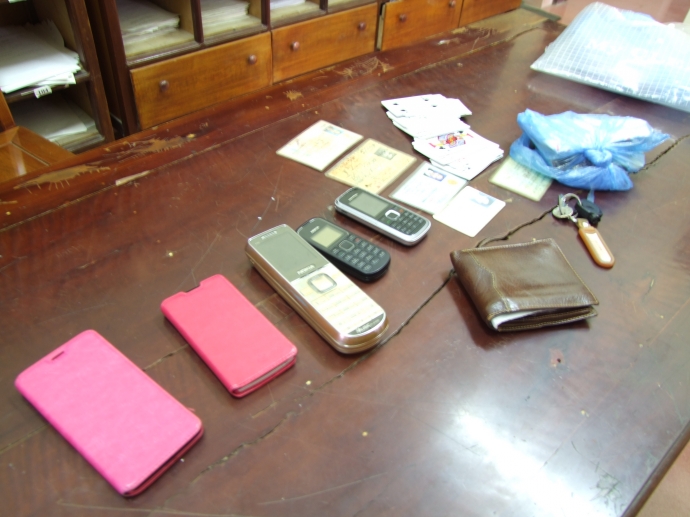 tang vật vụ đ&aacute;nh bạc c&oacute; đảng vi&ecirc;n tham gia