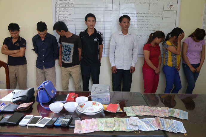 c&aacute;c đối tượng đ&aacute;nh bạc ng&agrave;y 19.5 c&ugrave;ng tang vật bị 