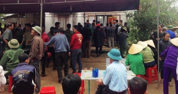 Nghệ An Bố n&eacute;m con v&agrave;o th&ugrave;ng nước rồi treo cổ tự t