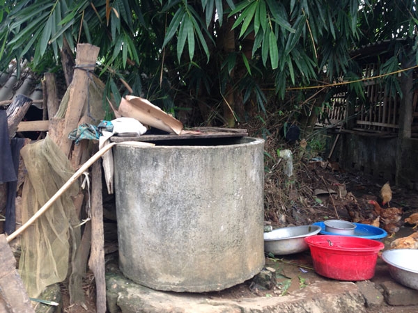 Nghệ An Bố n&eacute;m con v&agrave;o th&ugrave;ng nước rồi treo cổ tự t