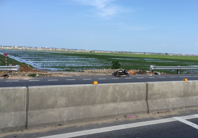 Quảng-B&igrave;nh-Xe-tải-h&uacute;c-bay-xe-m&aacute;y,-1-người-nguy-kịc