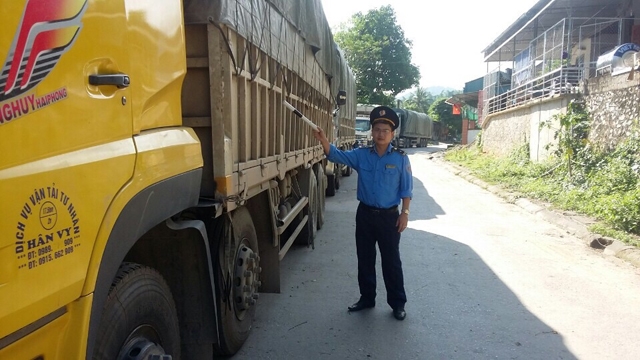 Nghệ An Buộc hạ tải h&agrave;ng chục xe chở n&ocirc;ng sản qu&aacute; 