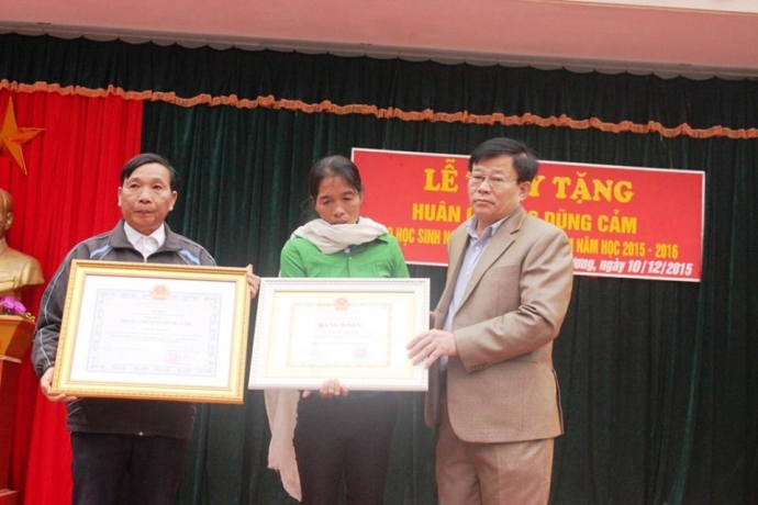 Học sinh qu&ecirc;n m&igrave;nh cứu bạn được truy tặng Hu&acirc;n chư