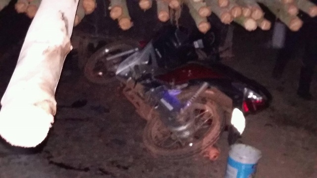 Lao v&agrave;o đu&ocirc;i xe chở gỗ đậu ven đường, 3 em nhỏ ngu