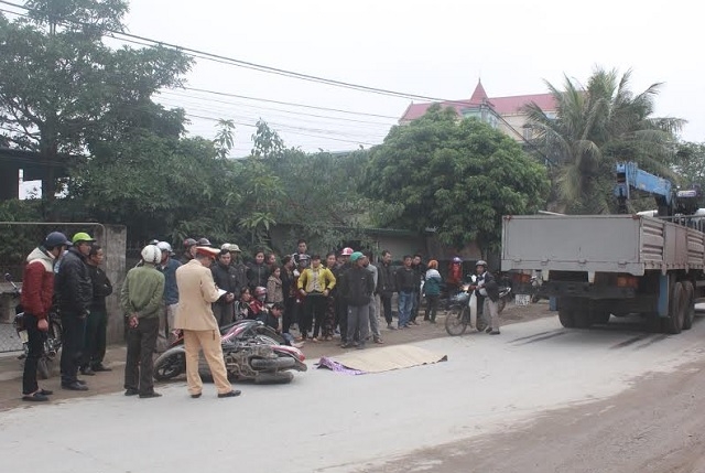 Va chạm xe m&aacute;y ng&atilde; xuống đường, 1 người bị xe tải 