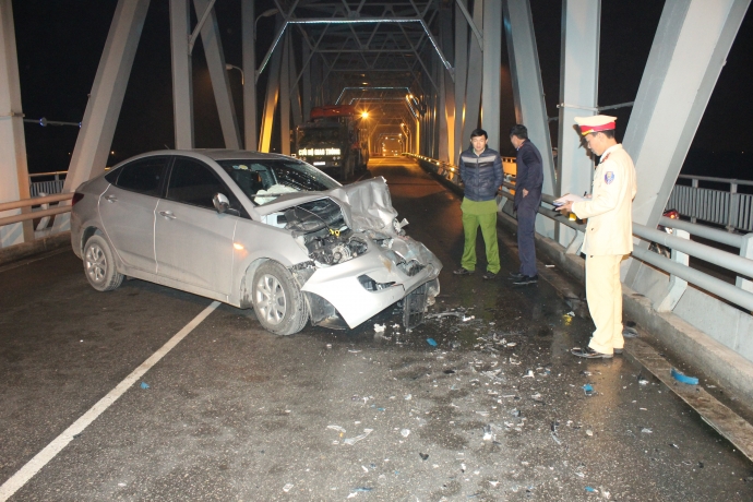 Xe con đấu đầu xe tải giữ cầu, 1 t&agrave;i xế nguy kịch