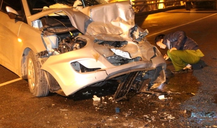 Xe con đấu đầu xe tải giữ cầu, 1 t&agrave;i xế nguy kịch 