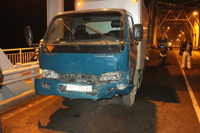 Xe con đấu đầu xe tải giữ cầu, 1 t&agrave;i xế nguy kịch 