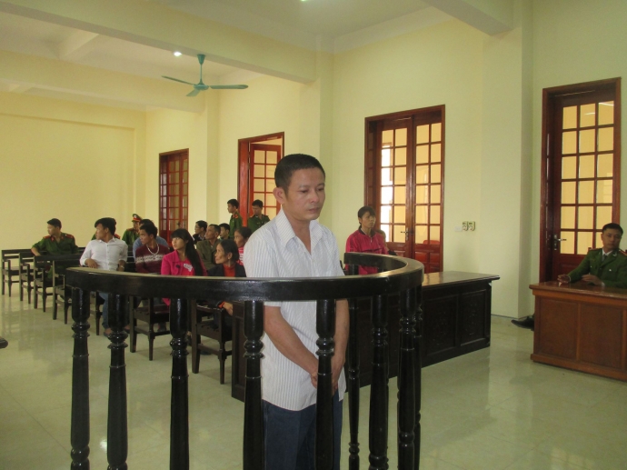 X&eacute;t xử kẻ d&ugrave;ng xẻng đập chết em ruột